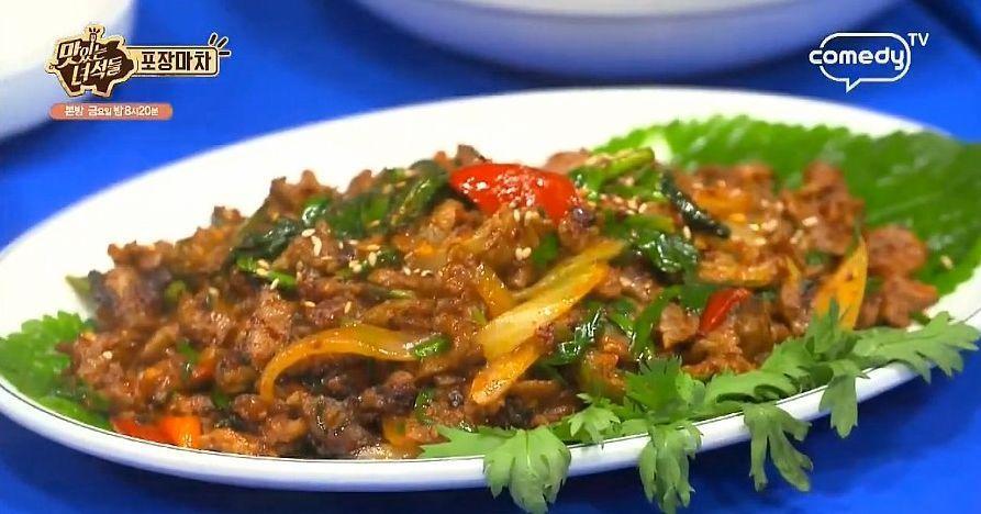 色彩豐富的炒豬肋軟骨盤，訴說其在韓國布帳馬車裡的拌酒魅力及酥脆肉質。